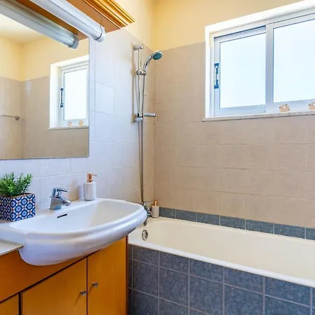 Blue Time 2-Bedroom Apartment In Larnaca Exterior photo